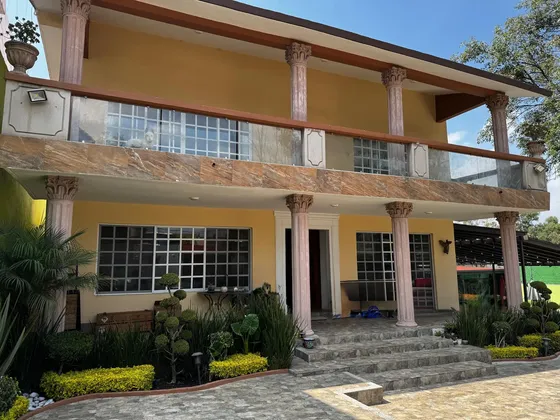 Espléndida Casa Con Amplio Jardín En Bosques Del Lago