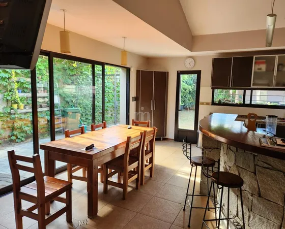 Venta Ideal Casa De 4 Dormitorios Sobre Avenida