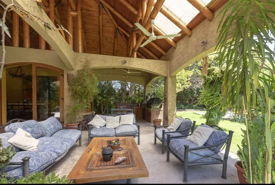 Casa Chilena Venta De 6 Dorm., 5.200mts2, Piscina, En Colina