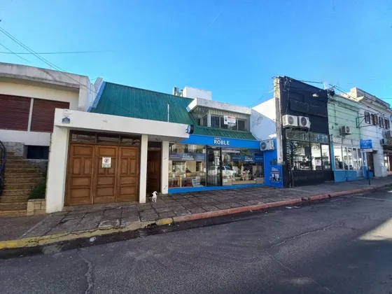 Gran Casa De 2 Pisos Y Local Comercial Concordia