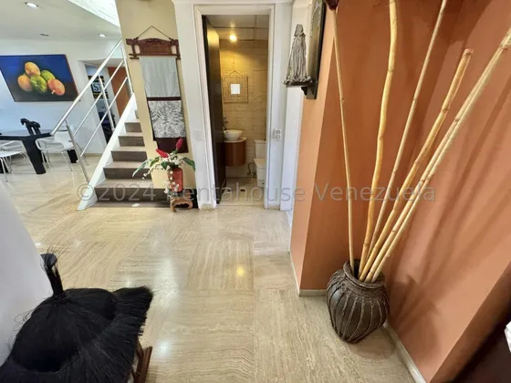 Venta En Campo Alegre: Apartamento Moderno Y Espacioso, Vive Con Estilo Hoy Mismo. 24-28865 Bb