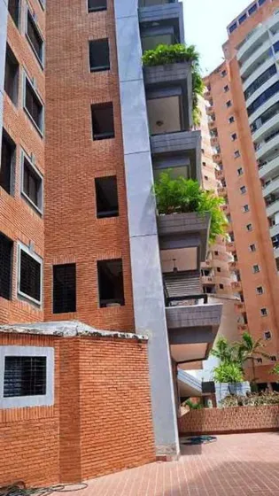 Krisdoral Bienes Alquila Amplio Apartamento En El Parral  (207 Mst2)