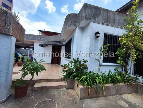 Casa En Venta En Colinas De Santa Mónica, Caracas 26-9244 Yf