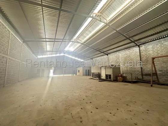 Galpon Industrial En Venta En Barquisimeto Zona Industrial Ii Conjunto Totalmente Privado Con Areas De Oficinas Cuenta Con 488m2 Tanque Subterraneo! Cod 25 8838 Comunicate Soy Gabi Irastorza          