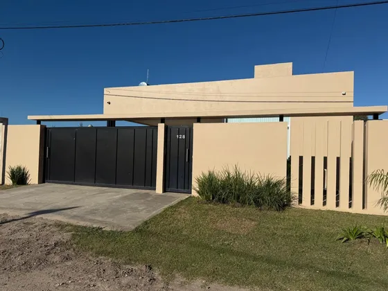 Venta De Casa Tres Dormitorios, Los Hornos, La Plata