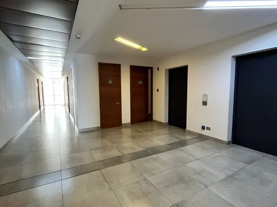 Se Vende Oficina De 2 Ambientes + Baño Y Estacionamiento