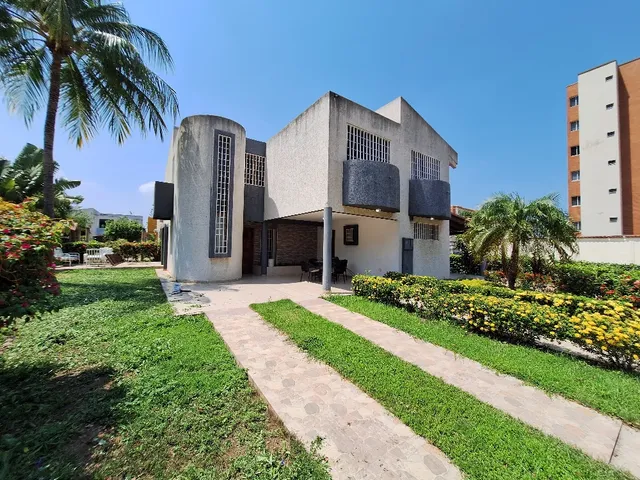 En Venta Ampla Casa, Av La Costanera, Urb Laguna Vieja. 