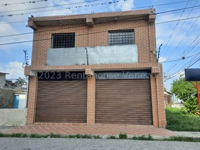 Local En Alquiler En Cabudare Calle El Mataderoentro  Codigo  2  5  6  7  0  7 Mildred Amplio Y Abierto Para Ser Adaptado A Diferentes Necesidades, Cuenta Con Baño Privado, Ubicado En Una Zona Comerc 