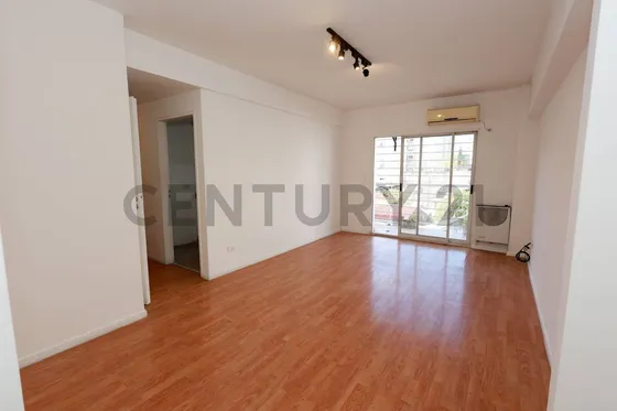 Alquila - Departamento 2 Ambientes Con Balcón Y Cochera Cubierta, En Almagro