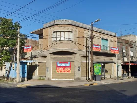 Amplia Propiedad Con 6 Locales Y Departamento  De 3 Ambientes De Categoria !!