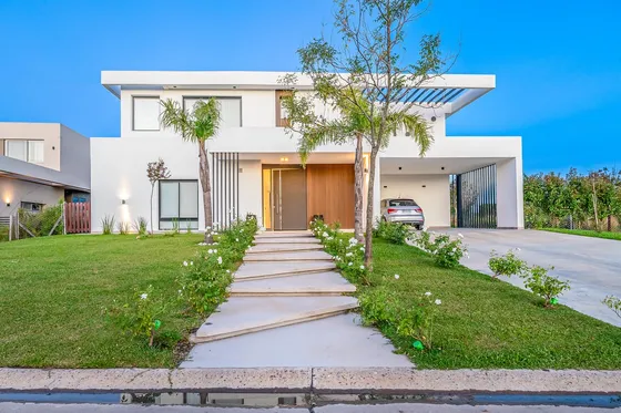 Casa - Venta - 6 Amb - Suites - Cochera - Jardin - Piscina - Belen De Escobar