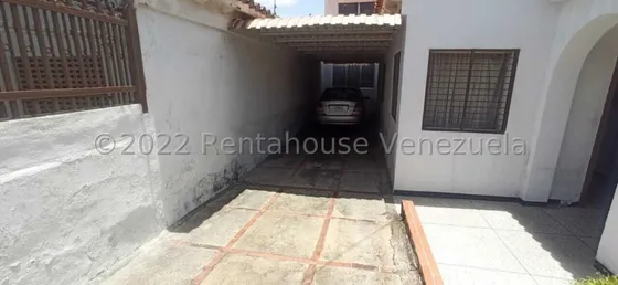 Casa En Venta Zona Este Con Muy Buena Ubicacion Zona Residencial O Comercial Barquisimeto  9 Habitaciones, 5 Baños, Multiples Areas Comunes. Lista Para Firmar Gabriela C