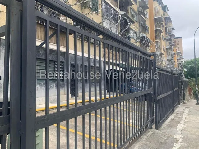 Apartamento En Venta De Santa Mónica. Yr25-20151. Una Habitación, Un Baño, 1 Puesto De Estacionamiento Asignado Por Junta De Condominio.