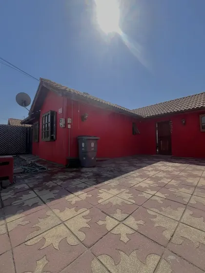 Casa Amplia, Iluminada Y En Pasaje Seguro. 3d/2b/2e