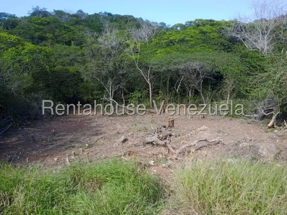 Muy Cerca De La Asunción Y Al Mismo Tiempo De Porlamar Encontrarás Este Terreno Residencial De 479 M2, Sector Guatamare. Mas