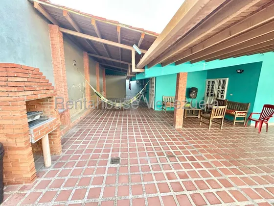 Venta Excelente Casa Con Amplio Terreno Adicional Ubicada En La Urbanizacion Santa Cecilia Cabudare Rah Ve