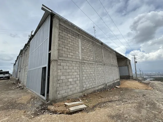 Bodega Industrial Con Andén Y  45kvas Y A 5min Del Fray Junipero Y Zibata