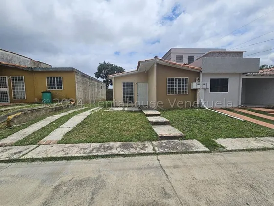 Rosa Rodríguez Vende Casa En Prados Del Golf, Cabudare Mls # 25-511