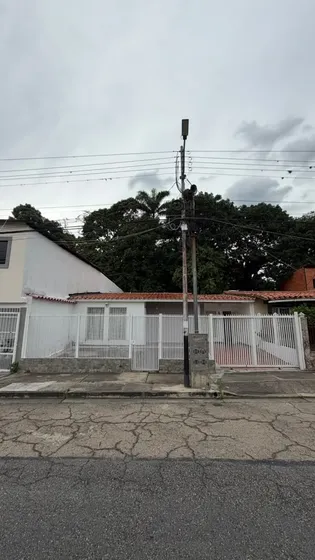 Jl Nallio Vende Amplia Casa Familiar, Se Ofrece Comodidad Y Seguridad, Ubicado En La Urb La Querencia Naguanagua