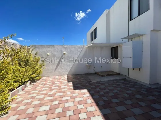 Casa Con Sala De Tv Y 3 Recámaras. Renta - Zibatá