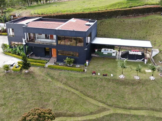 Espectacular Casa Finca En San Vicente Con Muy Buen Acceso A La Propiedad