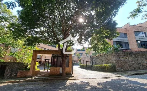 Excelente Town House  Ubicado En Una De Las Zonas Más Agradables Del Municipio,