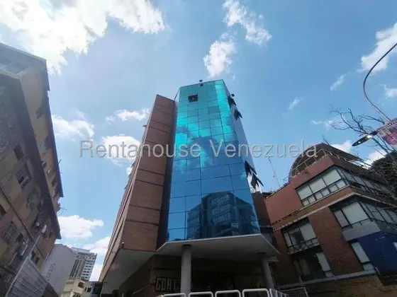 Oficina En Alquiler Las Mercedes Amoblada De Cuatro Cubículos Con Sala De Reuniones Y Tres Puestos Techados #27-1476 Magaly