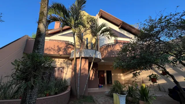 Alquilo Casa Con Piscina En Pleno Centro De Encarnación: 5 Habitaciones Y 4 Baños