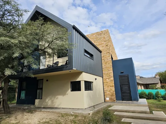 Excepcional Propiedad Que Puede Utilizarse Como Vivienda De 3 Dormitorios O Dos Departamentos Turisticos Habilitados Para Alquiler En Villa General Belgrano