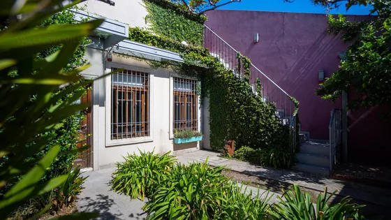 Venta De Casa De 3 Ambientes Con Patio, Cochera, Terraza Y Quincho En Haedo Sur