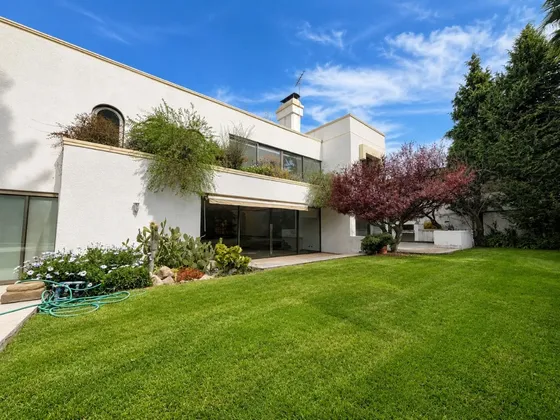 Exclusiva Casa Familiar En Venta Con Piscina. Lo Barnechea