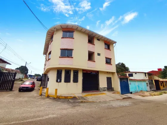 Vx, Edificio Comercial Y Residencial En Barrio El Lobo