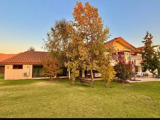 Linda Casa Con Finas Terminaciones En Condominio Consolidado