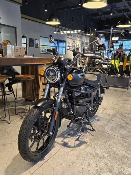 Royal Enfield Meteor 350 Stellar Black
