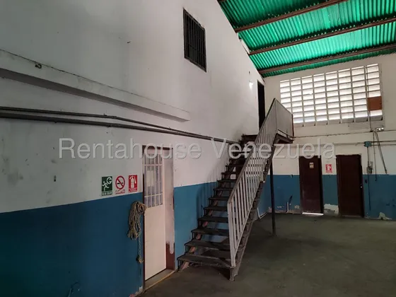 Execelente Galpón En Alquiler En La Avenida Aragua Maracay Con Terreno De 8.548 M2 Y Un Galpon Funcional De 560 M2 Con Oficinas Y Baños Con Todos Los Servicios Básicos Agua Y Electricidad Trifásica Ne
