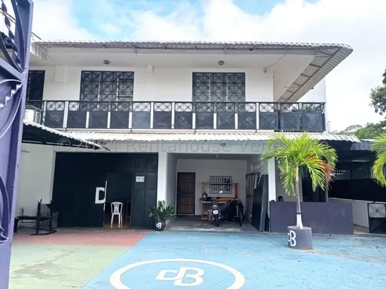 María Martínez Ofrece En Alquiler Este Espacioso Local Comercial Al Este De Barquisimeto, Piso De Granito, Ideal Para Centro Médico, Estéticos, Estacionamiento Para Clientes, Fácil Acceso Al Público.