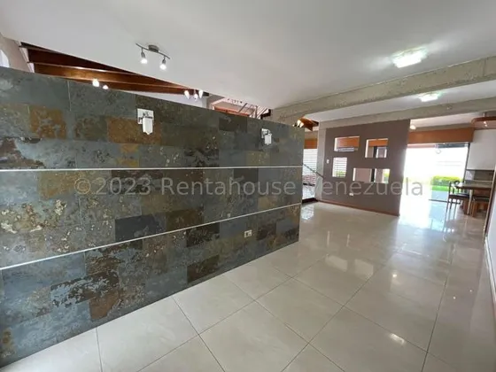 Francisco Rojas Norscia Rentahouse 25-7481 Vende Urbanización El Parral! Con 400 Mt2 De Terreno Y Una Construcción De Aproximadamente 350 Mt2, Esta Propiedad Ha Sido Recientemente Pintada Tanto En Su