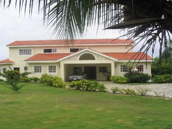Venta Villa De 2 Niveles Y 4 Habitaciones En Metro Golf & Country Club, Juan Dolio