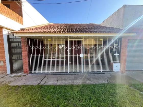 Casa En Calle José Hernández Al 1800