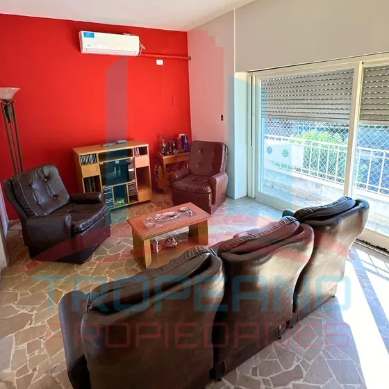 Venta Piso 5 Ambientes  Al Frente - Patio - Lomas Del Mirador