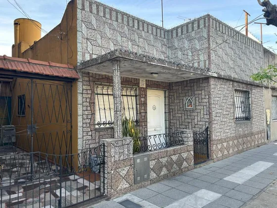 Casa En Venta - 2 Dormitorios 2 Baños - 160mts2 - Avellaneda