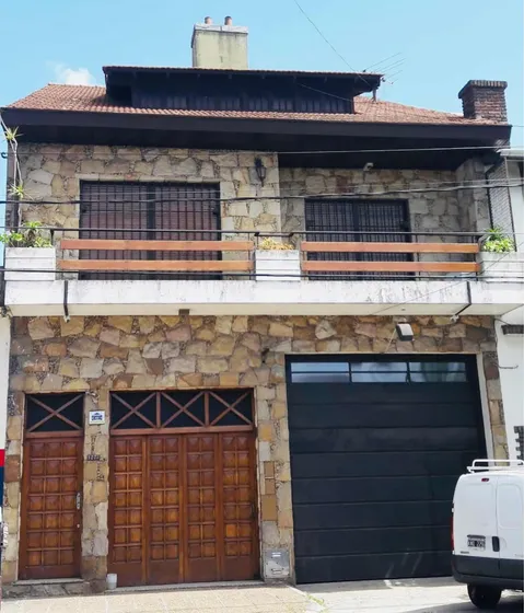 Casa Triplex 4 Ambientes 3 Baños Garage 286m2 Terraza Balcon Cerca Alto Avellaneda Luminoso Parrilla Hogar A Leña Aire Acondicionado Tiro Balanceado Alarma Camaras Sobre Avenida