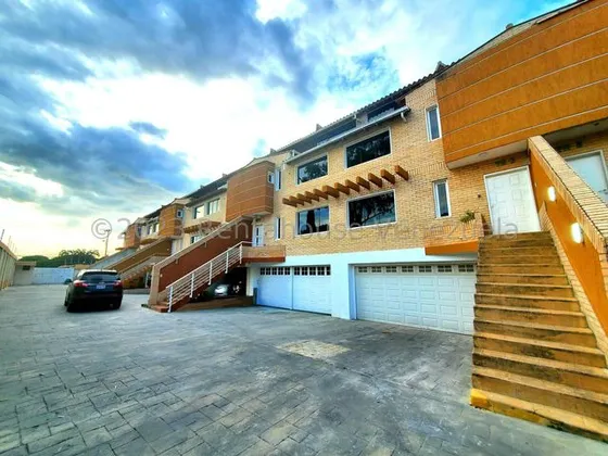 Townhouse En Venta Urb Cantarrana Maracay 25-16085 Apd