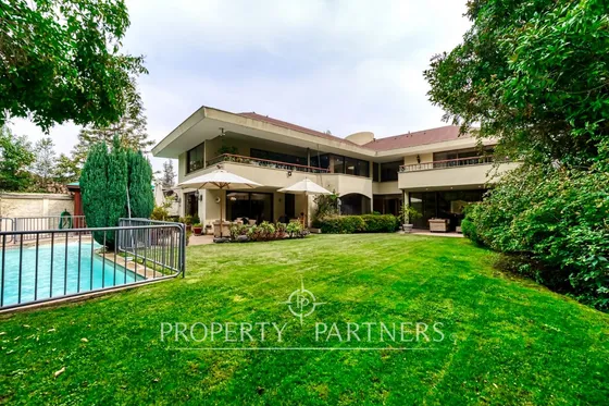 Elegante Casa Con Amplios Espacios En Excelente Ub...