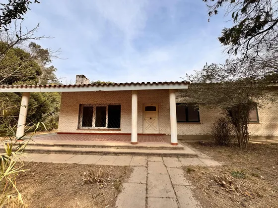 Casa 4 Dormitorios, 2 Baños. Amplio Parque