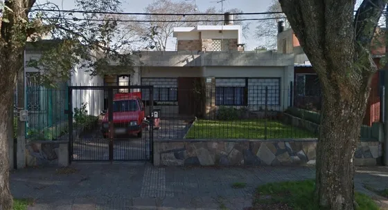 Bajó De Precio !!! Inmobiliaria Rias Altas Vende Hermosa Casa A Reciclar, A Media Cuadra De Garzón Con Muchas Comodidades + Apartamento