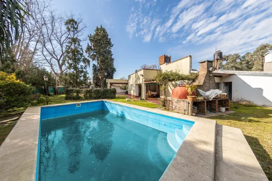 Casa En Venta - 3 Dormitorios 2 Baños - Cocheras - 864mts2 - Rosario