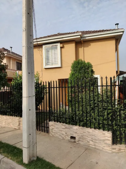 Casa De 3 Dormitorios, 3 Baños En Condominio Seguro