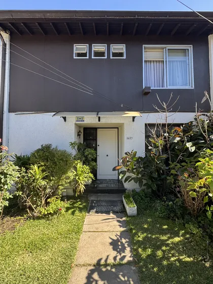 Amplia Casa Familiar Con Estacionamiento Y Jardín