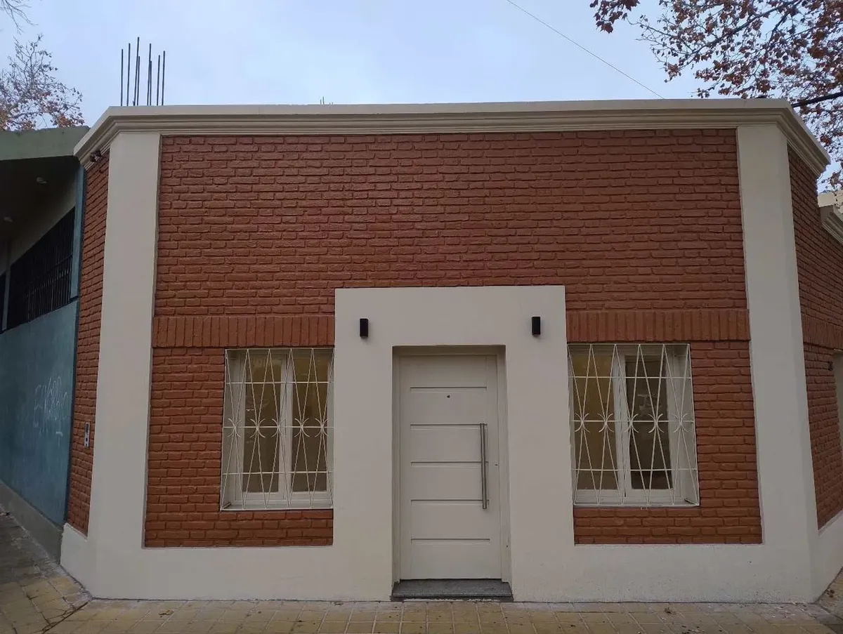 Venta De Local Céntrico De 60 M2, En Capital